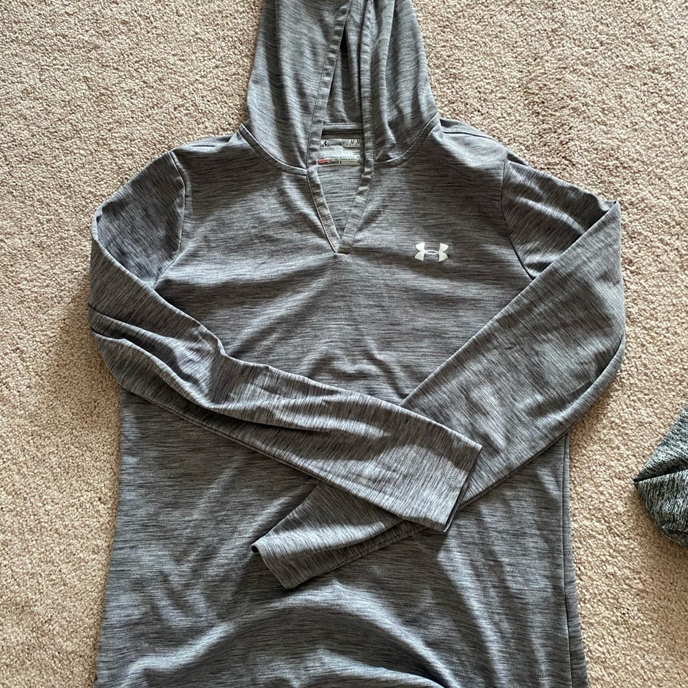 Womens Under Amour long sleeve vneck think pullover with hood